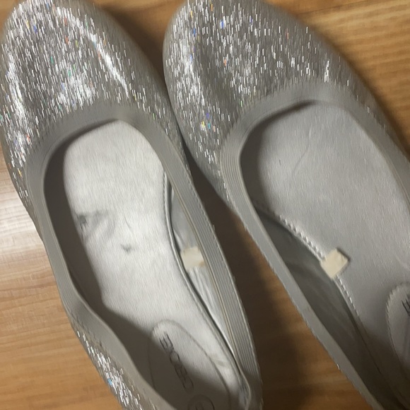 Cherokee Size 5 Silver slippers Very little signs of wear - Picture 4 of 5